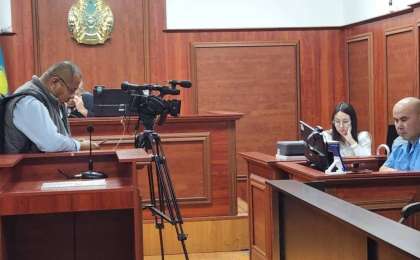 «Дикий Арманға қарсы куәлік»: Қошмамбеттегі азаптау жайлы сотта жәбірленушілер сөз сөйледі