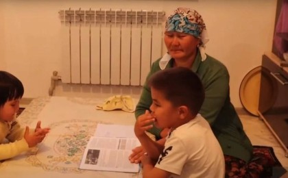 "Артында үш баласы қалды": Алаяқтық үшін сотталған жүкті әйелдің жақындары жазаны кейін өтеуге қалдыруын сұрайды