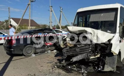 Оралда автокөлік жолаушылар автобусына соқтығысып, 11 адам зардап шекті