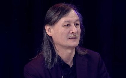 «Ақыл жоқ кезде үйлену керек»: Ұлықпан Жолдасов жастарға кеңес берді