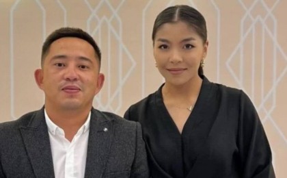 «Төсекте қалай болу керек екенін бәрі көру керек пе?»: танымал әзілкеш экс-жұбайының жұмысын сынға алды