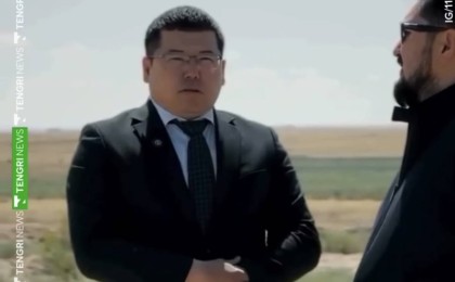 Тұрғындармен және өңір әкімімен кездесуде өзін екі түрлі ұстаған әкім күлкіге қарық қылды (Видео)