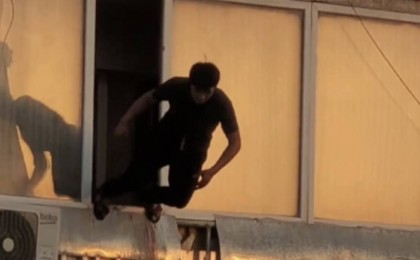 Ақтауда үсті-басы қанжоса ер адам 4-қабаттан секіріп кетті