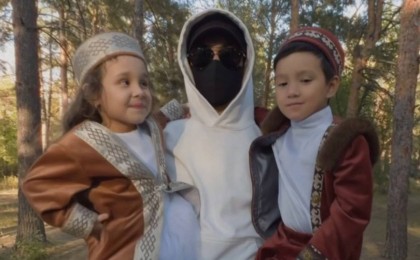 "Бетперде киген адам" мешіт ашқанын жариялады