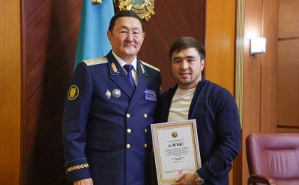 Бас прокурор чемпион Елдос Сметовті қабылдап, оған бағалы сыйлық берді