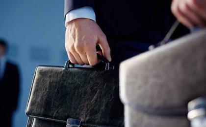 Садыр Жапаров 2026 жылға дейін шенеуніктердің айлығын көтеруге тыйым салды