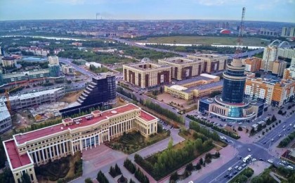 Жасөспірімдер бесінші қабаттан баланы тастап жіберемін деп қорқытқан