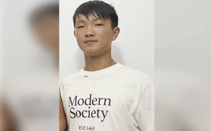 “Ұрғандардың бәрі мұғалімнің баласы”: Ақтөбеде көз жұмған жасөспірімнің әпкесі інісінің жоғары сынып оқушыларының қолынан қаза тапқанын айтты