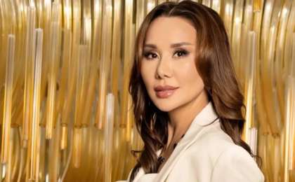 Динара Сәтжан шашын жалбыратып, аяғын айқастырып сәлем салды 