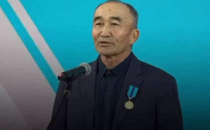 “20 жыл”: Марапат алған көше сыпырушысына ел тамсануда