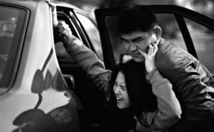 Таразда бойжеткенді көптің көзінше күштеп, көлікке салып алып кеткен