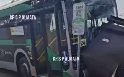 Алматыда автобус аялдамаға соғылып, бірнеше адам жарақат алды