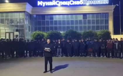 Жаңаөзенде мұнайшылар еңбек құқығы бұзылғанын айтып, ереуілге шықты (видео)