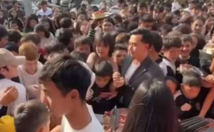 “Африкада да бұлай болмаған шығар”: Алматыда тегін торт пен сушиге таласқандар бір-бірін таптап тастады