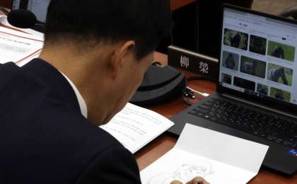 Парламент отырысында маймылдың суретін салған депутат кешірім сұрады