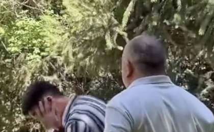 “Абыройдан жұрдай болды-ау”: Әлеуметтік желіде актер Қуандық Шәкіржановтың жас жігітті ұрып жатқан видеосы тарады (фото)