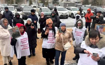 Әскерде қаза тапқан сарбаздардың аналары митингіге шықты