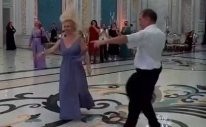 "Ұятты жерінің бәрі көрінді": Тойда билеген әйел жұрттан оңбай сөз естіді (ВИДЕО)