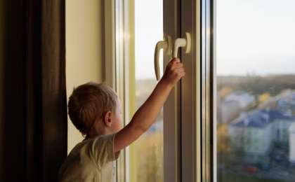Атырауда екі жасар бала терезеден құлап мерт болды