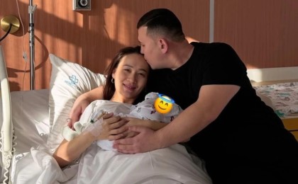 "Біз ата-ана болдық": Белгілі блогер Елдос Калабок жұрттан сүйінші сұрады