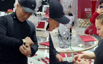 Алтынай Жорабаеваның сіңлісі Сәкен Майғазиевке бриллиантпен көмкерілген алтын сағат сыйлады