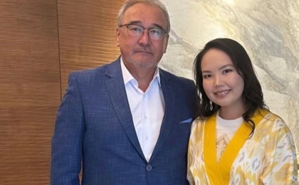 Әнші Нұрлан Өнербаевтың «қызы» бестселлер авторына айналды