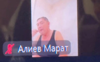 Мәжілістің онлайн отырысына майкамен қатысқан қатысушы қызу талқыға түсті