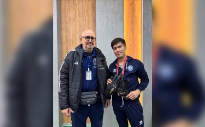 «Уәдесінде тұрды»: Тибо Куртуа өзі келмесе де, Астанадағы жанкүйеріне қолғабын беріп жіберген