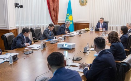 Қазақстанның оңтүстігіндегі мектептерді сауда орталықтары мен мейрамхана  ретінде көрсетіп, ақша жымқырған