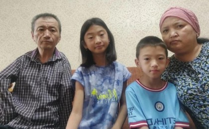 "Қолым жоқ болса да, балаларымды жетектедім": екі тағдырды тоғыстырған қайсар әке туралы хикая