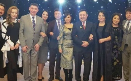 “Ең болмаса репост жасаңдар”: Марқұм Арман Дүйсеновтың адвокаты әншілерден көмек сұрады