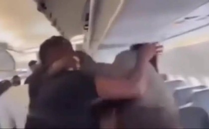 Бүкіл әлемге танымал әзілкеш пен блогер ұшақ ішінде төбелесіп, шу шығарған (ВИДЕО)