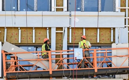 Астанада үш құрылысшы биіктен құлап кетті: Полиция тергеу бастады