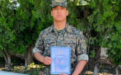 "Түрмеге ережесіз жекпе-жекке апарған": Әскерде көз жұмған сарбаз Алмас Шахимовтың анасы ұлын қалай өлтіргенін айтты