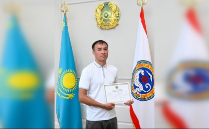 Алматыда көпқабатты үйді өрттен аман алып қалған батыр марапатталды