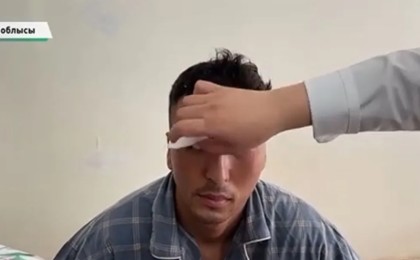 “Шоу жасады”: Басын бөтелкемен ұрып, көзінен айырылған сарбаздың анасы бар былықты әшкереледі