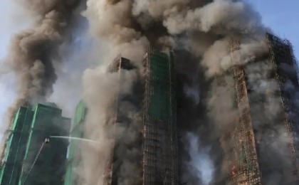 «Жүз адам із-түзсіз жоғалды, 44 адам қаза тапты»: Гонконгтағы биік үйдің алапат өртіне күдікті ретінде 3 адам ұсталды