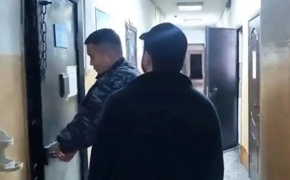 Семейде стендап-блогер жұрттың алдында боқтаймын деп түрмеден бір-ақ шықты