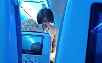 "Арнайы ұйымдастырылған қойылым": Денсаулық сақтау министрі ұшақтағы видеосына қатысты түсініктеме берді