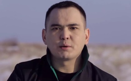 “Мені асырап алған”: Жан Ахмадиев қыз-келіншектерден кешірім сұрады