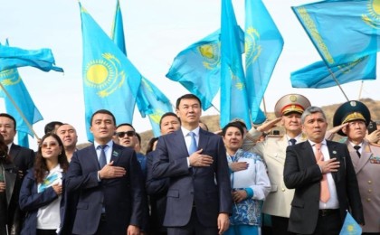 Республика күні: Алматыда Мемлекеттік туды көтеру рәсімі өтті