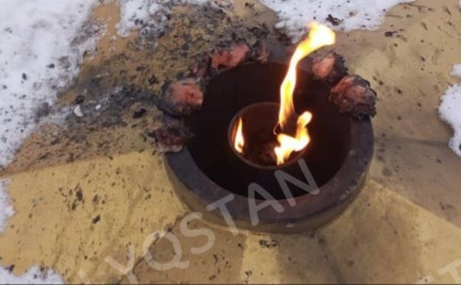 «Бұл не масқара?!»: Риддерде Мәңгілік алау ескерткішіне тауық қуырған