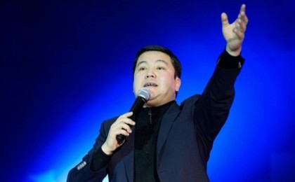 Әзілкеш Тұрсынбек Қабатовтың концертінде ел күтпеген тосын жағдай орын алды (ВИДЕО)