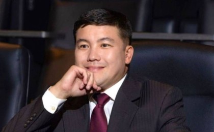 "Батасын беріп, ақылын айтты": Тұрсынбек Қабатов танымал топқа өз әнін сыйға тартты (ВИДЕО)