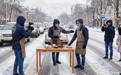 Алматыда жолдың қақ ортасына үстел жайып, жарнама түсіргендер соттан бір-ақ шықты