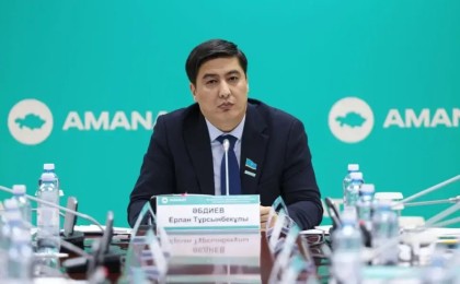 «Қылмыстық жазаға тарту керек»: депутат ерекше балалардың арын таптаған блогерлерге шүйлікті