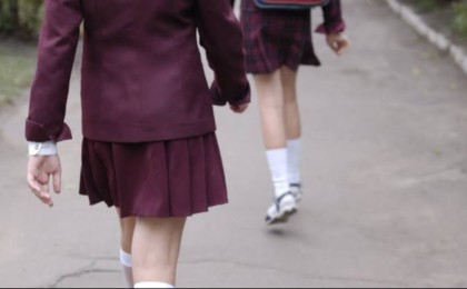 “Қысқа юбка, макияж”: діни блогер мектеп оқушыларына шүйлікті