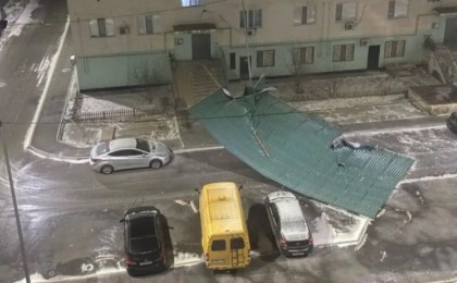 Атырауда дауылдан емхананың төбесі ұшып, көліктер зақымданды
