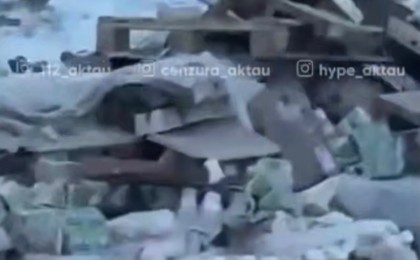 Йогурт тиеген жүк көлігі аударылып, жүргізуші тауарды халыққа таратып берген