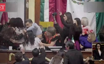 «Депуттаттар бір-бірінің шашын жұлды»: Парламентте төбелес болды